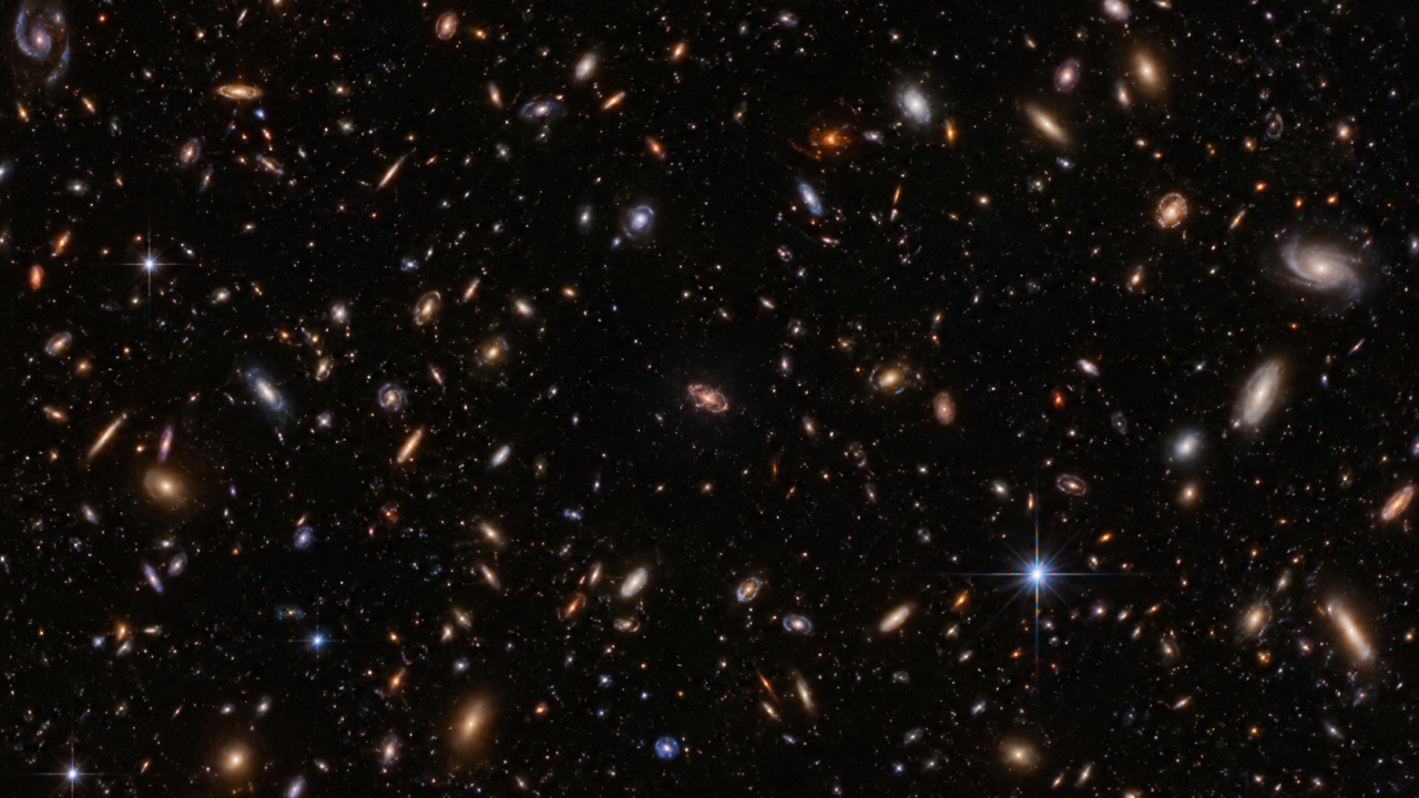 Campo estelar profundo observado por telescópio espacial com pequena galáxia distante