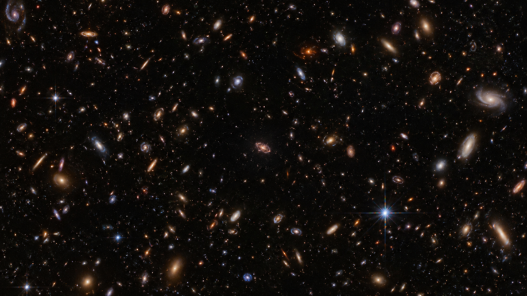 Campo estelar profundo observado por telescópio espacial com pequena galáxia distante