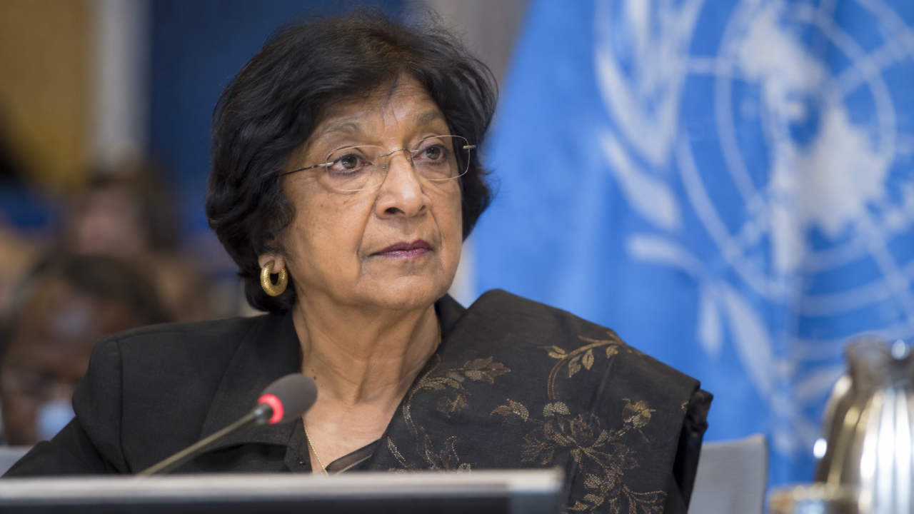 Retrato editorial da jurista Navi Pillay em ambiente institucional de direitos humanos