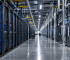 Grandes corredores de data center com servidores e cabos organizados